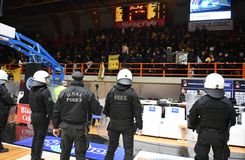 H ΔΕΑΒ τιμώρησε την ΑΕΚ Betsson με μια αγωνιστική κεκλεισμένων για τα καπνογόνα και την κάλεσε σε νέα ακρόαση