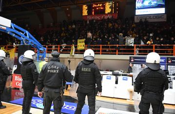 H ΔΕΑΒ τιμώρησε την ΑΕΚ Betsson με μια αγωνιστική κεκλεισμένων για τα καπνογόνα και την κάλεσε σε νέα ακρόαση