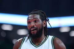 Στο... πόδι το T-Center κατά την είσοδο του Φαρίντ!