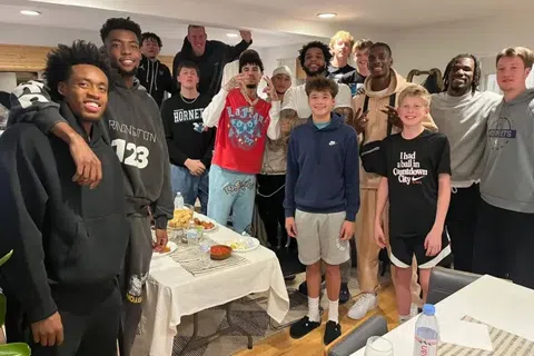 Ο rookie που έκανε το τραπέζι στην ομάδα του και «γέμισε» το γήπεδο των Μπακς με 2.000... δικούς του!