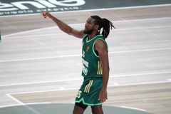 Φαρίντ σε ρόλο... τερματοφύλακα, φιλοδώρησε με 4 τάπες την Ντουμπάι στο πρώτο μέρος! (vids)