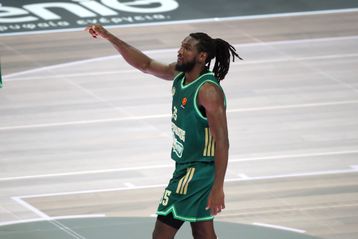 Φαρίντ σε ρόλο... τερματοφύλακα, φιλοδώρησε με 4 τάπες την Ντουμπάι στο πρώτο μέρος! (vids)