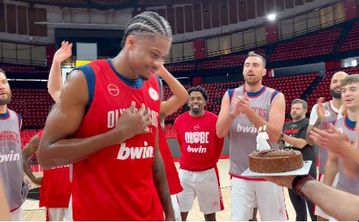 Γενέθλια στο παρκέ για τον Κώστα Αντετοκούνμπο με τούρτα-έκπληξη από τον Ολυμπιακό (vid)