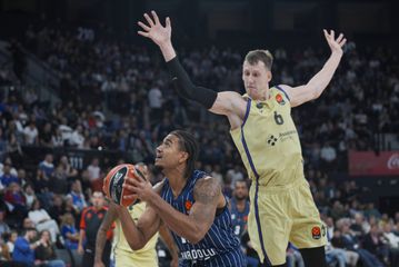 Ματς «θρίλερ» στην Πόλη: Η Εφές λύγισε τη Μπαρτσελόνα με βολές στο φινάλε