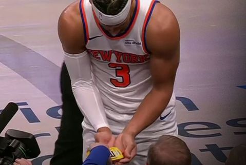 Απίθανο σκηνικό στο Ντάλας: Ο Τζος Χαρτ έπεσε σε θεατή και κέρασε τον εαυτό του M&Ms! (vid)