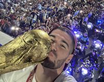 Η σέλφι της ζωής του: Ο Ντε Πολ φιλάει το τρόπαιο με φόντο την λαοθάλασσα των Αργεντινών (vid)