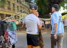 Εικόνα που συγκλονίζει: Άστεγος στο Μπουένος Άιρες λυγίζει όταν άγνωστος του χαρίζει τη φανέλα της Αργεντινής