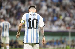 Ιδιοκτήτες μπαρ στη Γαλλία έστρωσαν στο πάτωμα τη φανέλα του Μέσι για χαλάκι