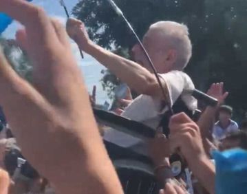 Hλικιωμένος σε αναπηρικό καροτσάκι στα χέρια Αργεντινών στους πανηγυρισμούς (vid)