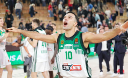 Τρελάθηκε με την τρίποντη βόμβα του Γκριγκόνις ο Σλούκας - Τραγουδούσε με τον κόσμο (vid)