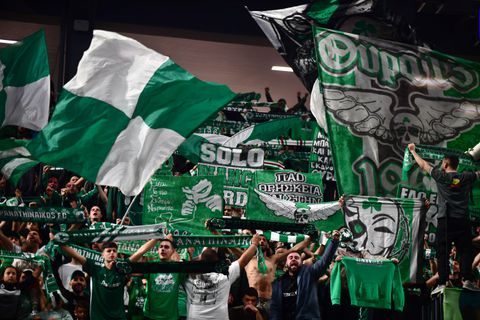 Εντυπωσιακή ατμόσφαιρα στο ΟΑΚΑ με 10.000 φιλάθλους και την παρουσία 300 οπαδών του Ηρακλή (vid)