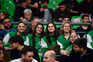 Θερμό χειροκρότημα για τις μπασκετμπολίστριες του Παναθηναϊκού στο T-Center