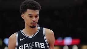 Επιβλητική νίκη των Σπερς επί των Χοκς