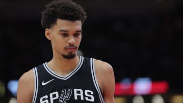 Επιβλητική νίκη των Σπερς επί των Χοκς