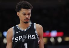 Επιβλητική νίκη των Σπερς επί των Χοκς