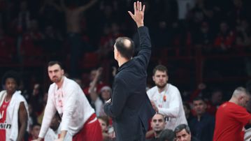 Η αποθέωση του Μπαρτζώκα και η αντίδραση του Βεζένκοφ που έγινε viral