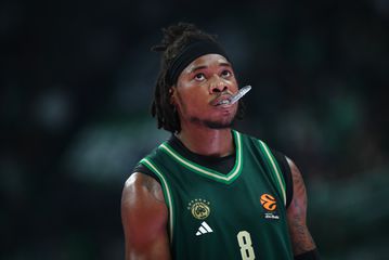 Η σύζυγος του Χολμς απαντά στην κριτική του Αταμάν: «Αυτό είναι ντροπή, όχι οικογένεια»