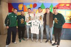 Παναθηναϊκός: Επίσκεψη, χαμόγελα και δώρα στο ΜΗΤΕΡΑ