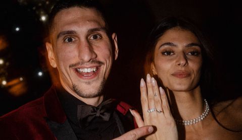 Ο Λαρεντζάκης έκανε πρόταση γάμου στην αγαπημένη του (vid)