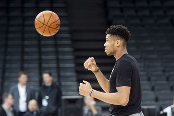 Μιλγουόκι Μπακς: Εκτός για πέμπτο διαδοχικό παιχνίδι ο Γιάννης Αντετοκούνμπο