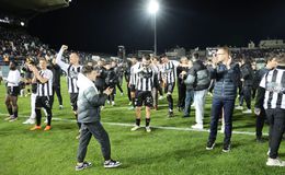 Μία αγκαλιά οι παίκτες του ΟΦΗ μετά τη νίκη επί του Αστέρα (vid)