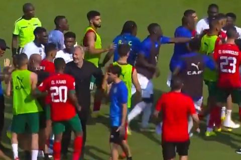 Χαμός στο τέλος του αγώνα του Μαρόκου: Ξύλο μεταξύ των ανθρώπων των δύο ομάδων στο γήπεδο και τη φυσούνα