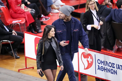 Η εντυπωσιακή μελαχρινή στο πλευρό του Γιώργου Μπόγρη - Με μίνι φόρεμα στο ΣΕΦ (pics)