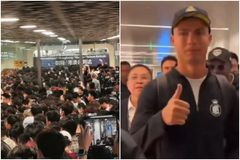 Πανζουρλισμός στην Κίνα για να υποδεχθούν τον Κριστιάνο: Χιλιάδες θαυμαστές κατασκήνωσαν στο αεροδρόμιο από το προηγούμενο βράδυ (vids)