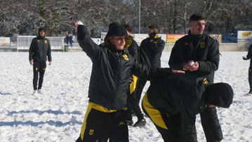 Η εικόνα της χρονιάς: Το ματς Άρης Κ19-Ολυμπιακός Κ19 αναβλήθηκε και οι πιτσιρικάδες έφτιαξαν χιονανθρώπους και έπαιξαν χιονοπόλεμο!