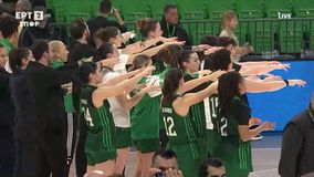 Κόσμος και παίκτριες του Παναθηναϊκού πανηγυρίζουν τη μεγάλη πρόκριση