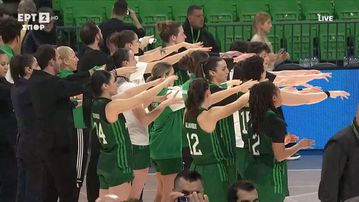 Κόσμος και παίκτριες του Παναθηναϊκού πανηγυρίζουν τη μεγάλη πρόκριση