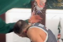 Αποθέωση και μπουγέλο για Τολιόπουλο από συμπαίκτες και κόσμο μετά το ματς καριέρας (vid)