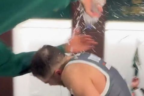 Αποθέωση και μπουγέλο για Τολιόπουλο από συμπαίκτες και κόσμο μετά το ματς καριέρας (vid)