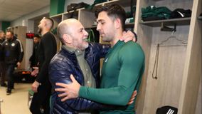 Πανικός στα αποδυτήρια του Παναθηναϊκού μετά την πρόκριση - «Τρελαμένος» ο Αλαφούζος αγκάλιασε όλους τους παίκτες (gallery)