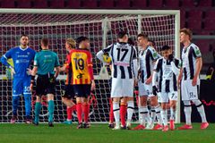 Τρομερά πραγματα στο Λέτσε - Ουντινέζε: Ο σκόρερ ανέλαβε το πέναλτι με το «έτσι θέλω» και μετά την εκτέλεση αντικαταστάθηκε από τον προπονητή του (vid)