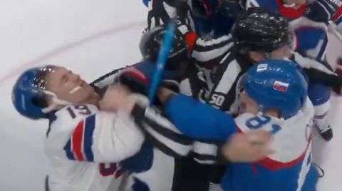 Επικό ξύλο και μπουνιές στον ημιτελικό του χόκεϊ στους Χειμερινούς Ολυμπιακούς Αγώνες (vid)