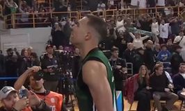 Έξαλλοι πανηγυρισμοί Σλούκα με τον κόσμο του Παναθηναϊκού πριν την λήξη του τελικού (vid)