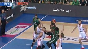 Ο Γκραντ εκτελεί εύστοχα εκτός ισορροπίας για το καλάθι και φάουλ