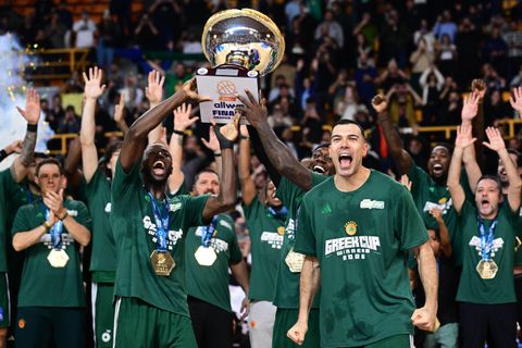 Η απονομή του Κυπέλλου στον Παναθηναϊκό - Η κίνηση του Σλούκα (vid)