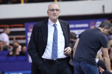 «Γιούχα» στο Βαγγέλη Λιόλιο κατά τη διάρκεια της απονομής στον Παναθηναϊκό