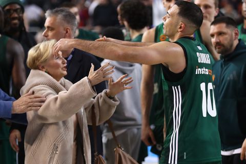 Η θερμή αγκαλιά του Σλούκα με τη Δέσποινα Γιαννακοπούλου μετά την κατάκτηση του Κυπέλλου από τον Παναθηναϊκό (pics)