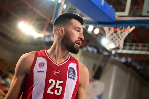 Πως θα καλύψει ο Μπαρτζώκας την απουσία του Πίτερς - Οι λύσεις στο «4» πίσω από τον Βεζένκοφ εν όψει Παναθηναϊκού