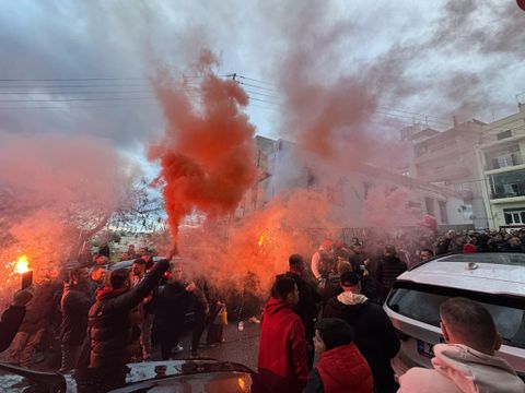 «Τρέλα» κατά την αναχώρηση του Ολυμπιακού από το ξενοδοχείο - Αποθέωση από τον κόσμο της ομάδας σε Μπαρτζώκα και παίκτες (vid)