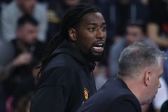 Καταγγελία του Ολυμπιακού για τον Λεσόρ: «Πέταξε μπανάνα στους οπαδούς μας»