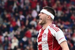Ο Πιρόλα έκανε το 1-0 για τον Ολυμπιακό με δεμένο κεφάλι και αποθεώθηκε από τον κόσμο των Ερυθρολεύκων
