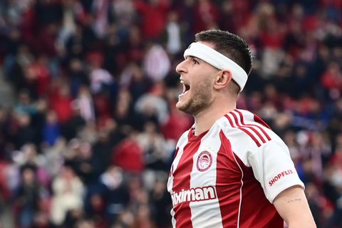 Ο Πιρόλα έκανε το 1-0 για τον Ολυμπιακό με δεμένο κεφάλι και αποθεώθηκε από τον κόσμο των Ερυθρολεύκων