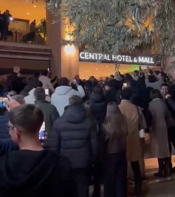 Πράσινο πάρτι στο ξενοδοχείο - Αποθέωση για Αταμάν (vid)