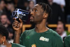 Το «κόλλημα» του Χέιζ-Ντέιβις που έκλεψε την παράσταση και μετά τον τελικό