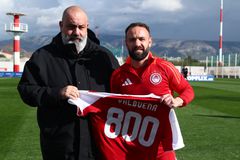 Ο Ολυμπιακός βράβευσε τον Βαλμπουενά για τις 800 συμμετοχές στην καριέρα του