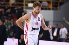 Ανησυχία με Βεζένκοφ στον Ολυμπιακό- Πήγε στα αποδυτήρια με ενοχλήσεις στη μέση